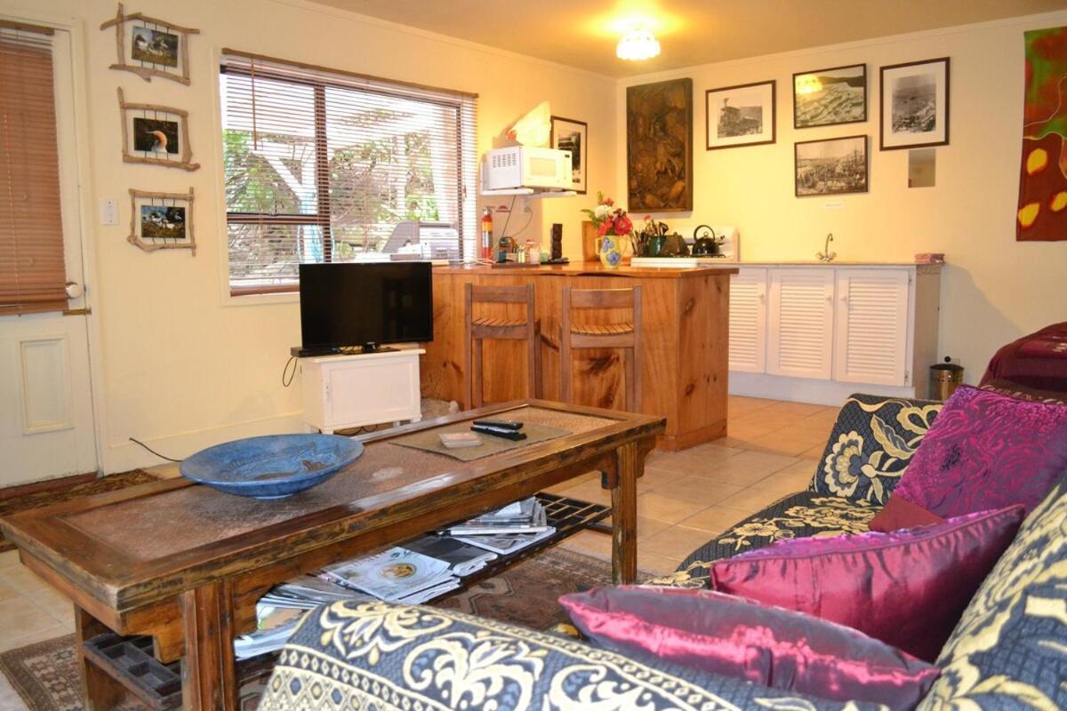 Great Barrier Oasis Lodge Tryphena Eksteriør billede