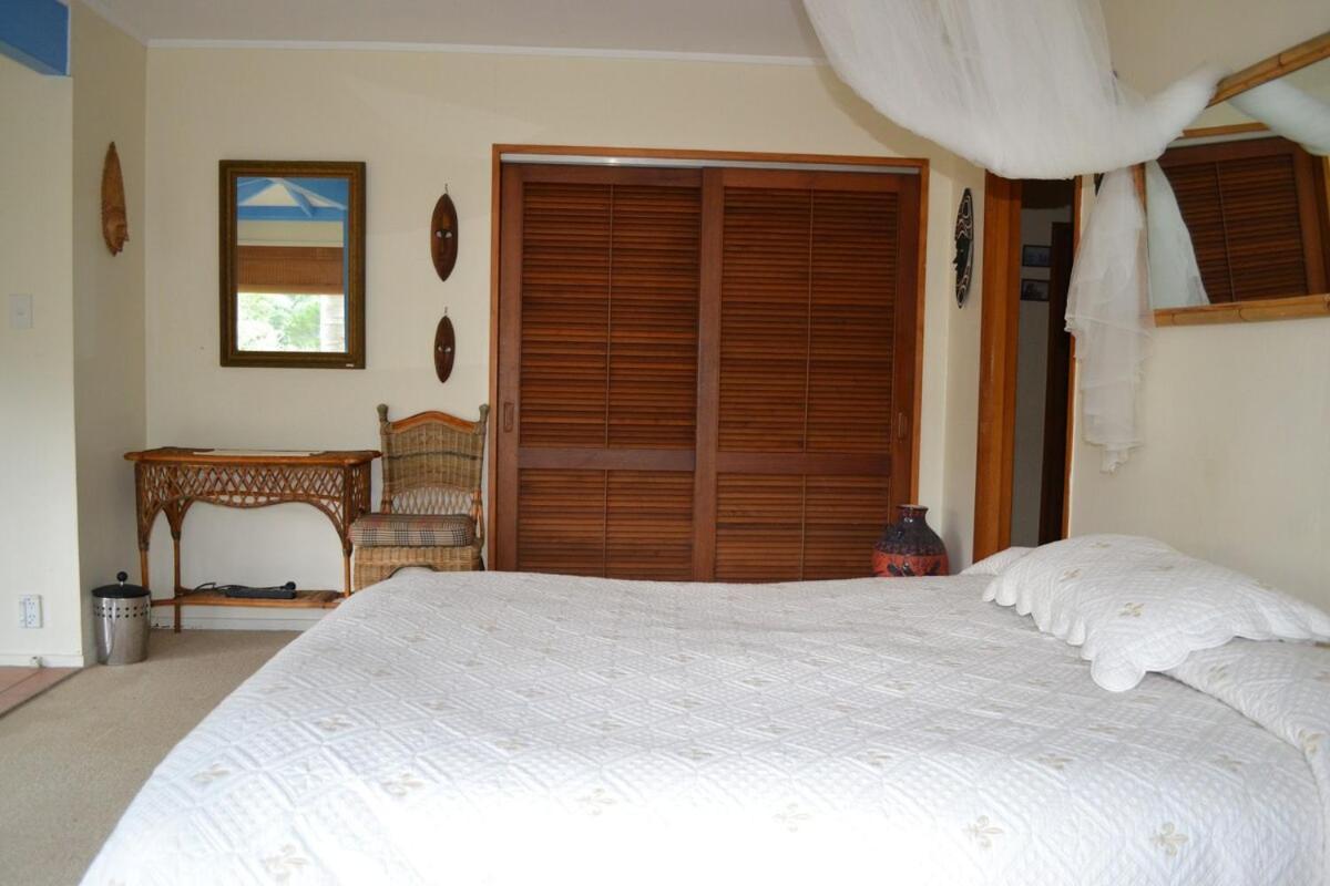 Great Barrier Oasis Lodge Tryphena Eksteriør billede